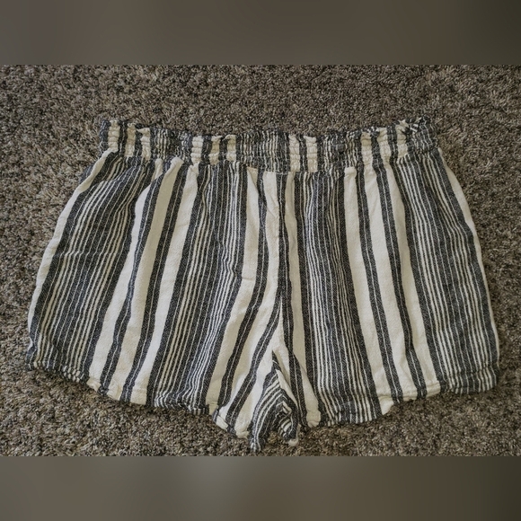 Time and Tru| Linen Blend Shorts with Stripes and Pockets - Picture 6 of 6